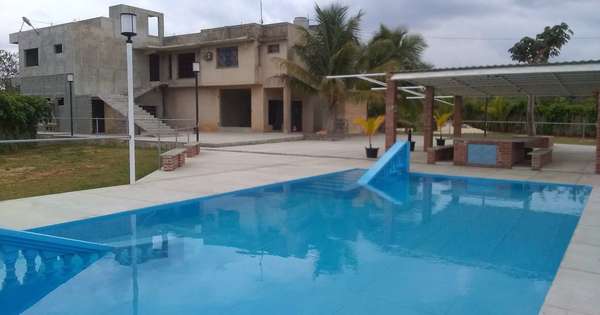 Casa de 8 cuartos, 12 baños y 2 garajes por $ 600.000 en Bauta, Artemisa