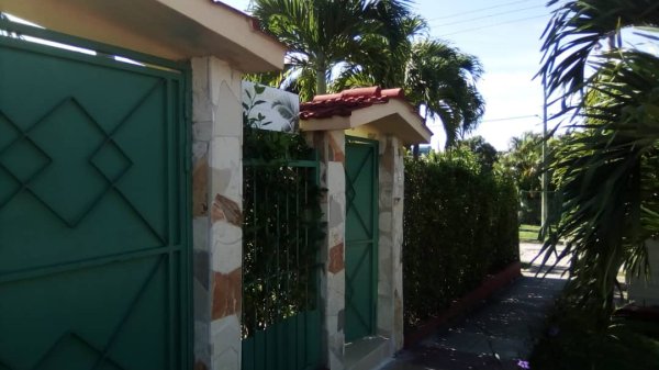 Picture on Casa de 3 cuartos, 3 baños y 1 garaje por $ 200.000 en La Habana del Este, La Habana