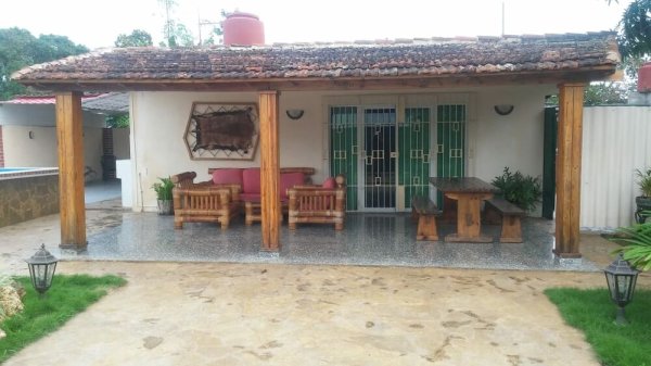 Picture on Casa de 4 cuartos, 5 baños y 2 garajes por $ 170.000 en Boyeros, La Habana