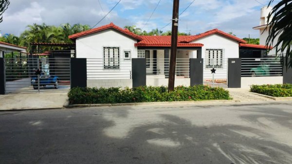 Casa de 6 cuartos, 6 baños y 2 garajes por $ 800.000 en Playa, La Habana