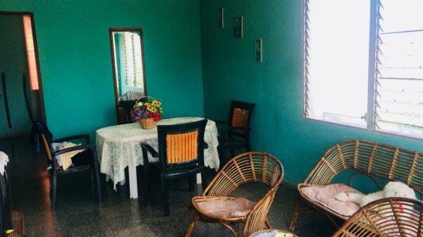 Picture on Casa de 7 cuartos, 5 baños y 1 garaje por $ 200.000 en Cerro, La Habana