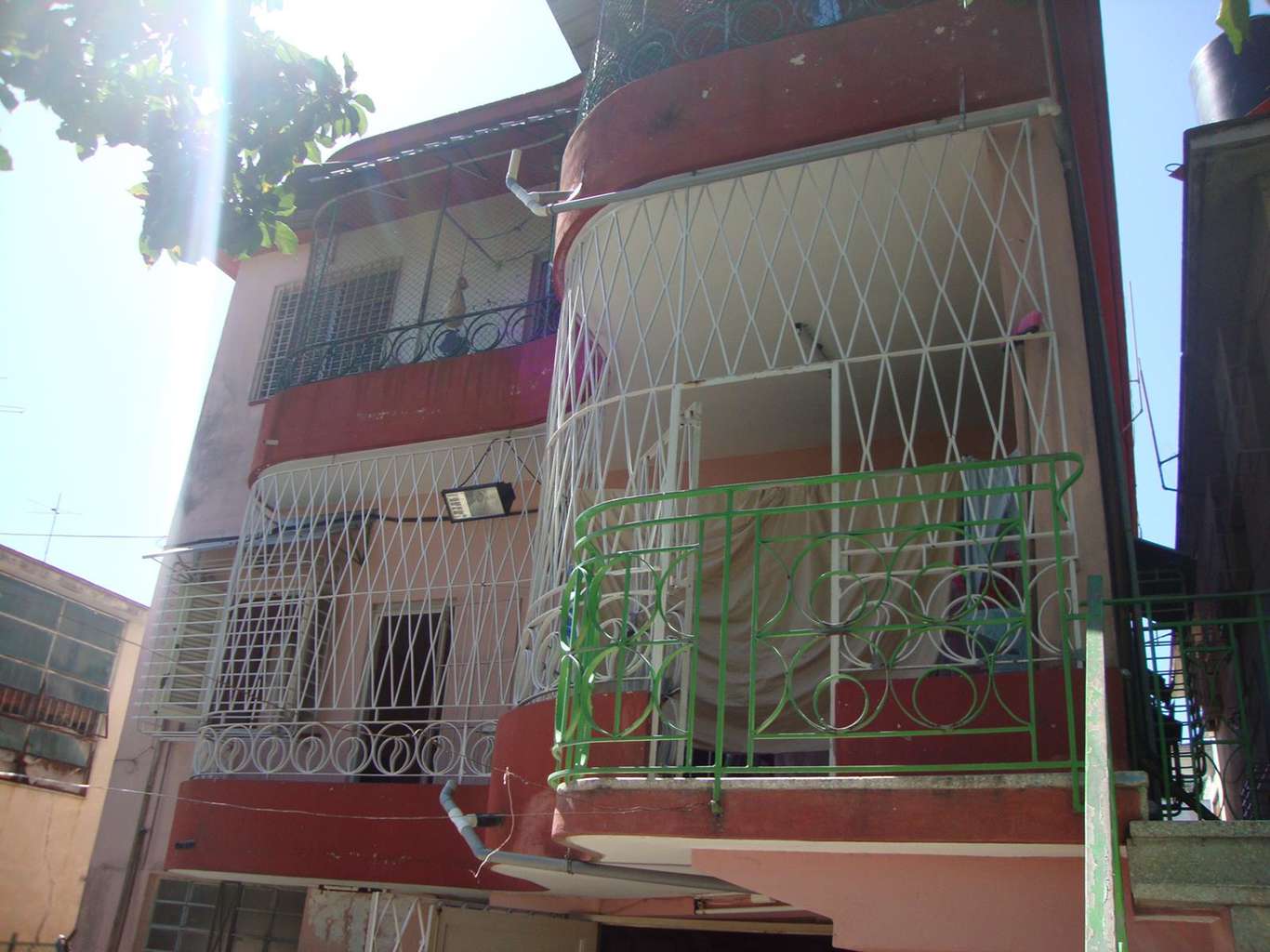 HEC1183: Casa de 3 cuartos, 2 baños y 1 garaje por $ 85.000 en Diez de Octubre, La Habana