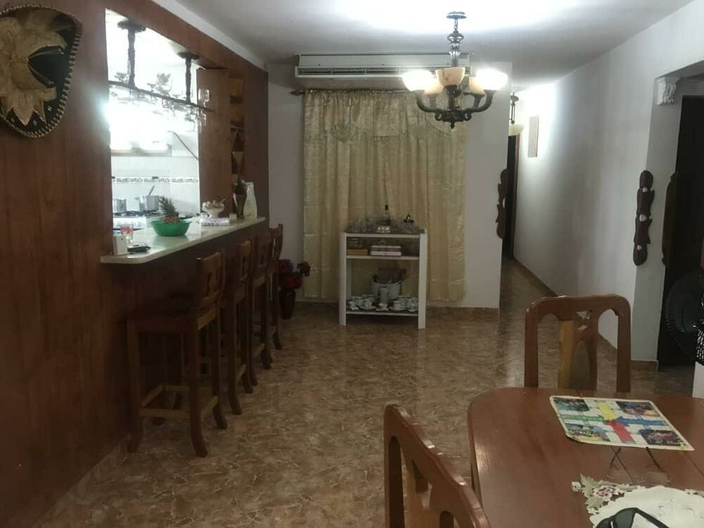 HEC1303: Casa de 3 cuartos, 4 baños y 1 garaje por $ 170.000 en Playa, La Habana