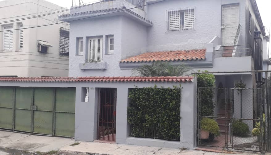 HEC1575: Casa de 4 cuartos, 3 baños y 1 garaje por $ 150.000 en Playa, La Habana