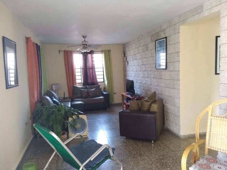 HEC1694: Casa de 3 cuartos, 2 baños y 1 garaje por $ 120.000 en Boyeros, La Habana